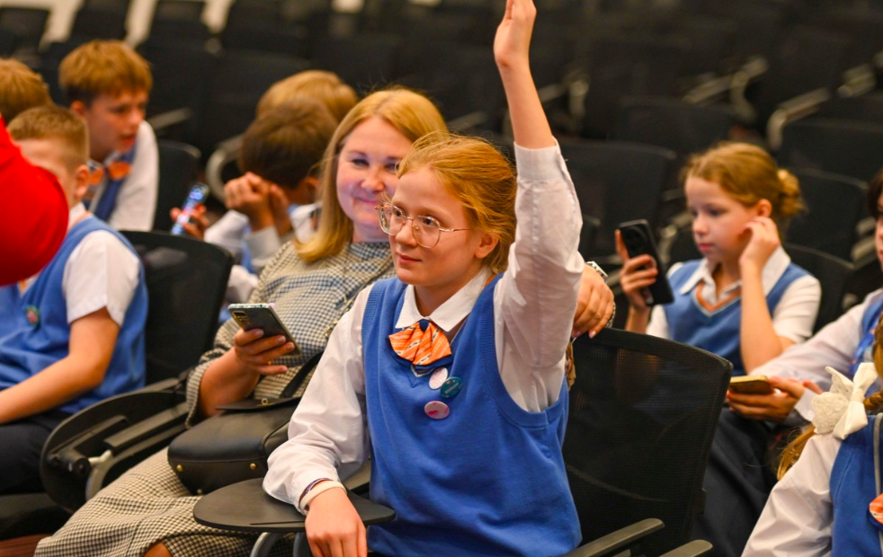 Фото 90 юнкоров, искусственный интеллект и презентация фильма. В Новосибирске завершился форум 